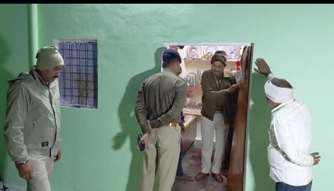 धारदार हथियार से युवती का काटा गला, मौके पर जांच के लिए फोरेंसिक टीम पहुंची