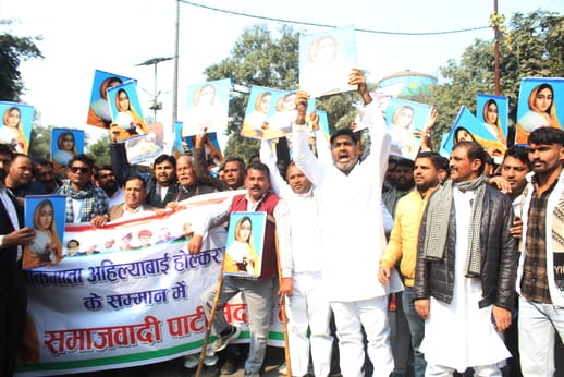 Alleging the destruction of Ahilyabai's statue, SP workers staged a protest.