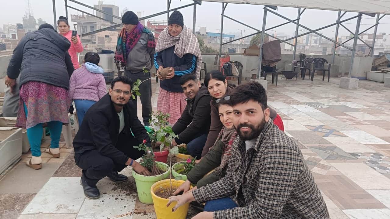 वृद्ध आश्रम में किचन गार्डन तैयार करते विवि। स्रोत :