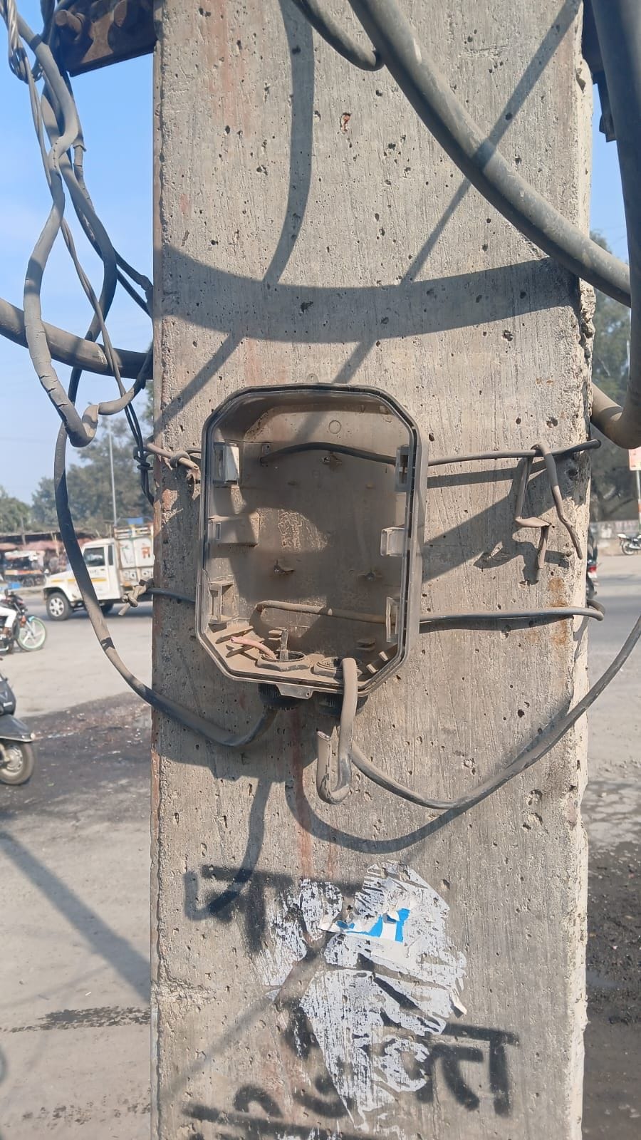 The municipal council failed to pay the traffic light bills, so the electricity company removed the meters.