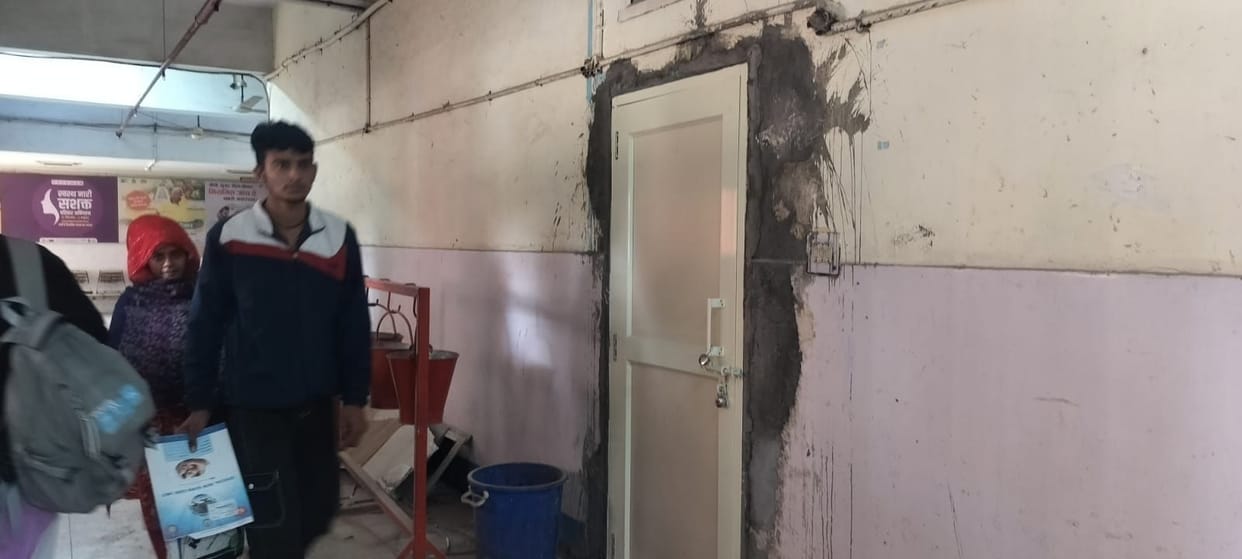 The toilet in the ICU of the civil hospital has become a public toilet, causing inconvenience to patients and their attendants.