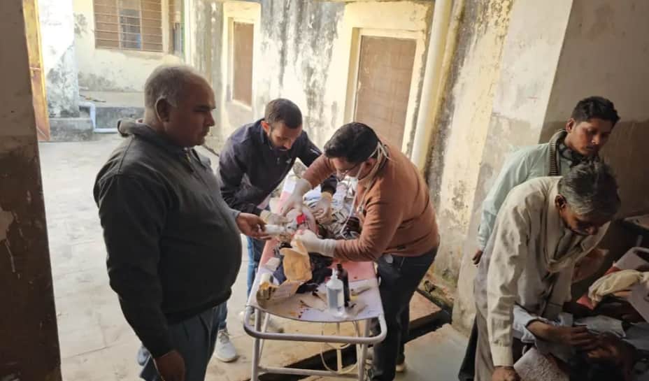 60 फीट गहरी खाई में गिरी सवारियों से भरी जीप, तीन की मौत