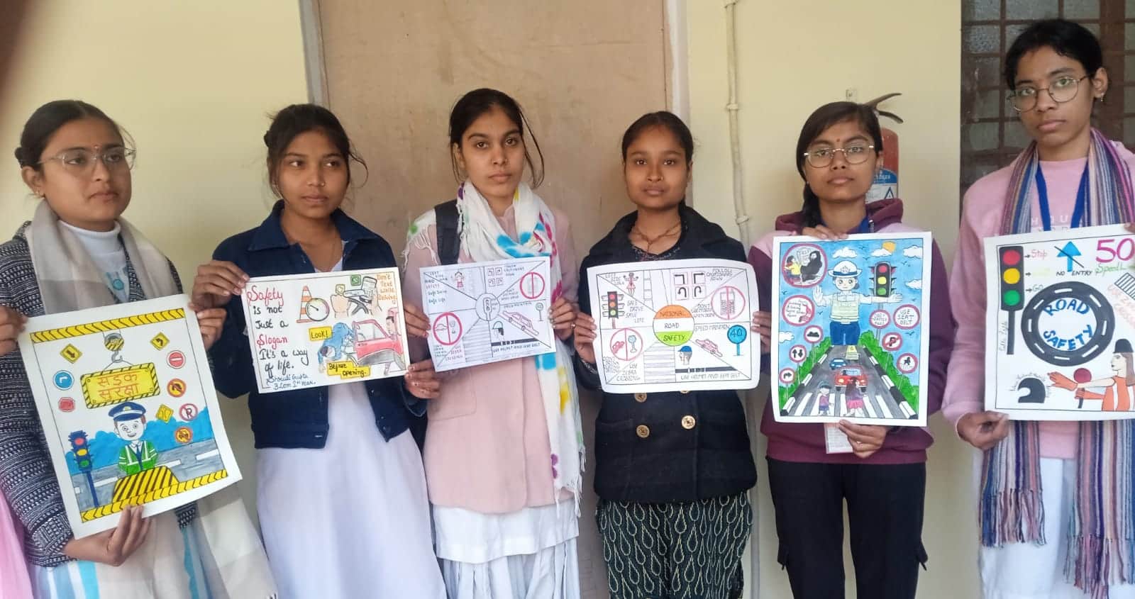 आर्य महिला डिग्री कॉलेज में यातायात नियमों की जानकारी देते चित्र दिखातीं छात्राएं। स्रोत: कॉलेज