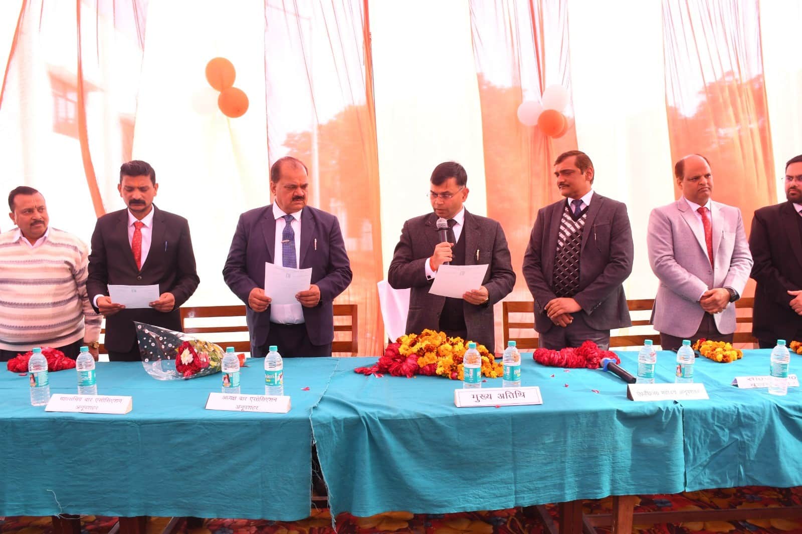 अनूपशहर में बार अध्यक्ष व सचिव को शपथ ग्रहण कराते जिला जज। संवाद