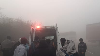 Four Vehicles Collide On National Highway In Sikar, 10 Injured - Rajasthan  News - Rajasthan News:धुंध का कहर! सीकर में नेशनल हाईवे पर चार वाहनों की  टक्कर, 10 घायल