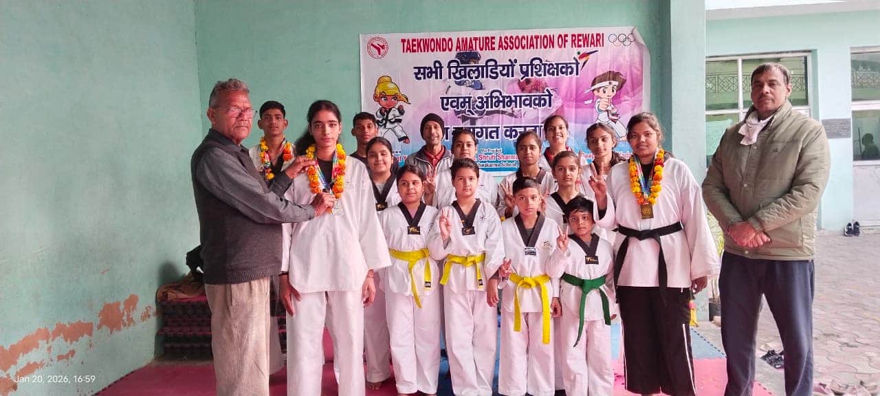 अंतरराष्ट्रीय ताइक्वांडो चैंपियनशिप में मेडल जीत कर आने पर खुशी जाहिर करते खिलाड़ी। स्रोत : कोच