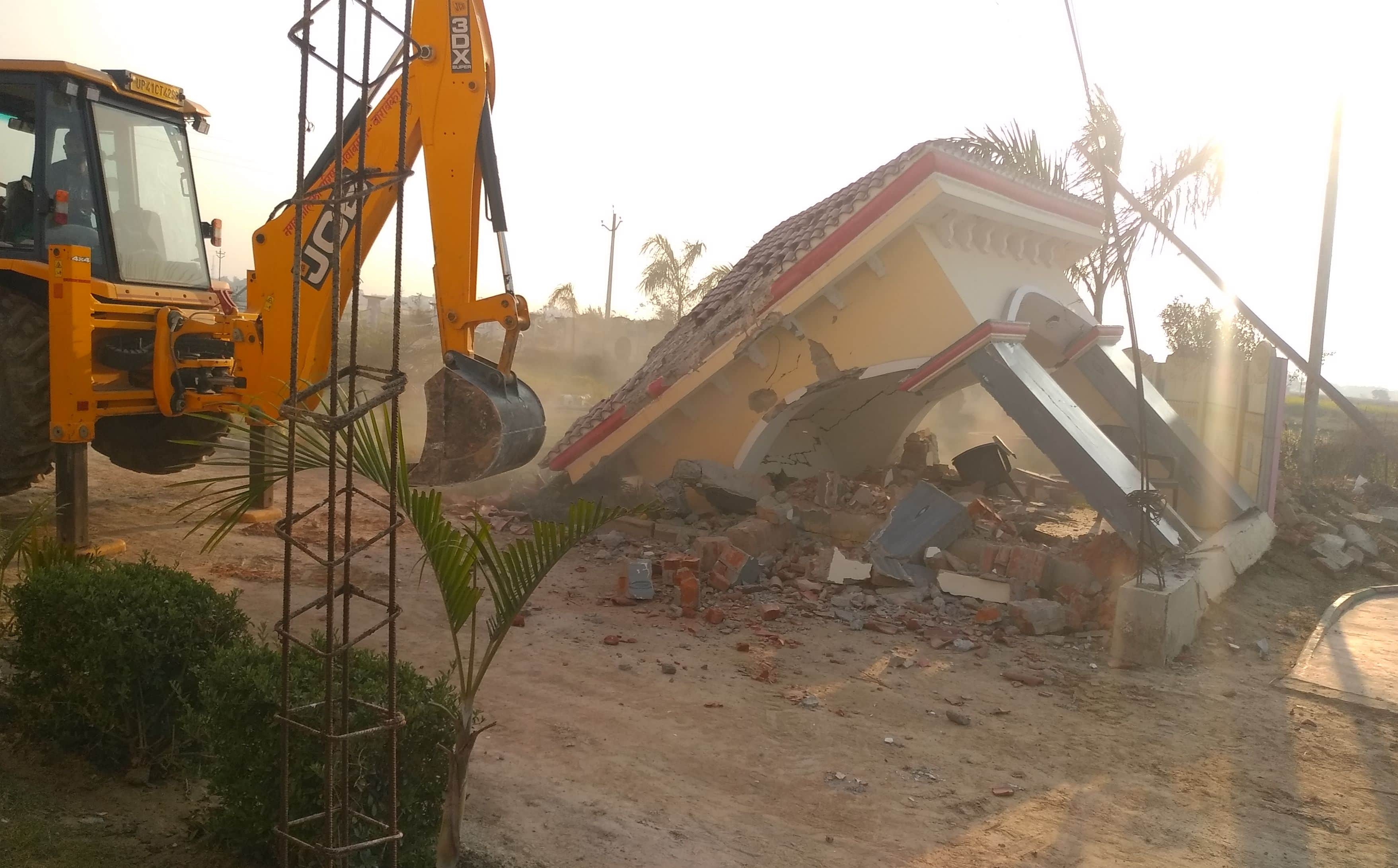 बाबा पठान की एचएम ग्रीन सिटी का गेट ढहाता प्रशासन का बुलडोजर। 