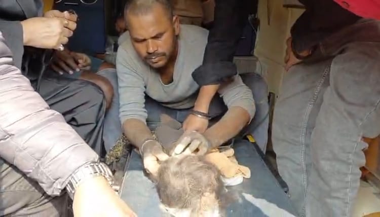 Bihar News: दस फीट गड्ढे में गिरी मासूम, तीन घंटे तक रेस्क्यू कर ग्रामीणों ने बाहर निकाला लेकिन नहीं बची जान