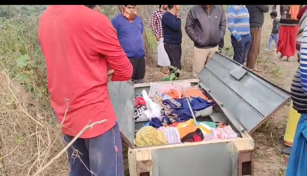 Jewelry worth 15 lakh rupees was stolen from the house of a priest who had gone away to perform religious rituals