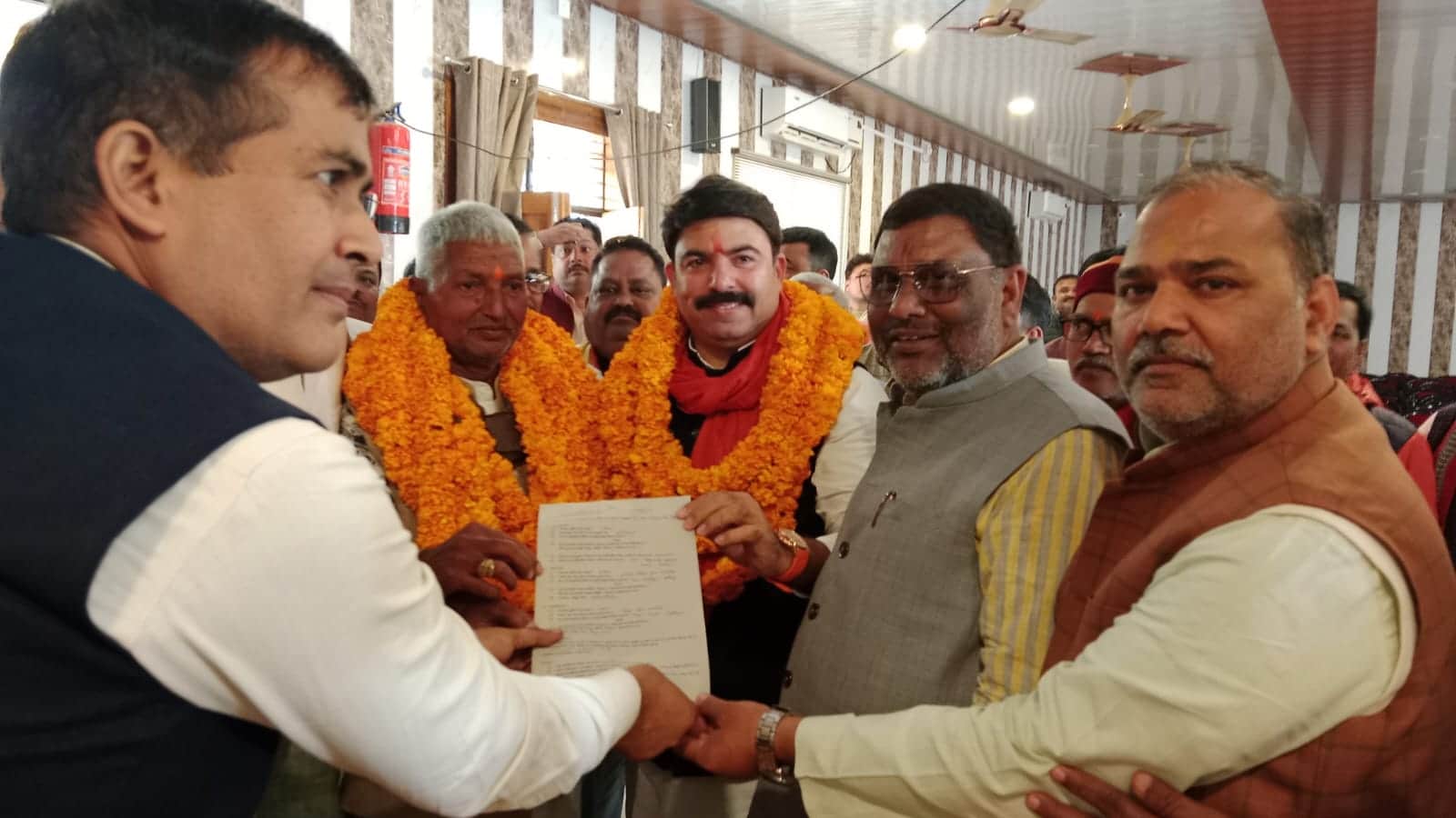 भूमि विकास बैंक के देवरिया से अध्यक्ष पद के लिए चुने गए श्रीनिवास मणि त्रिपाठी (माला पहने हुए