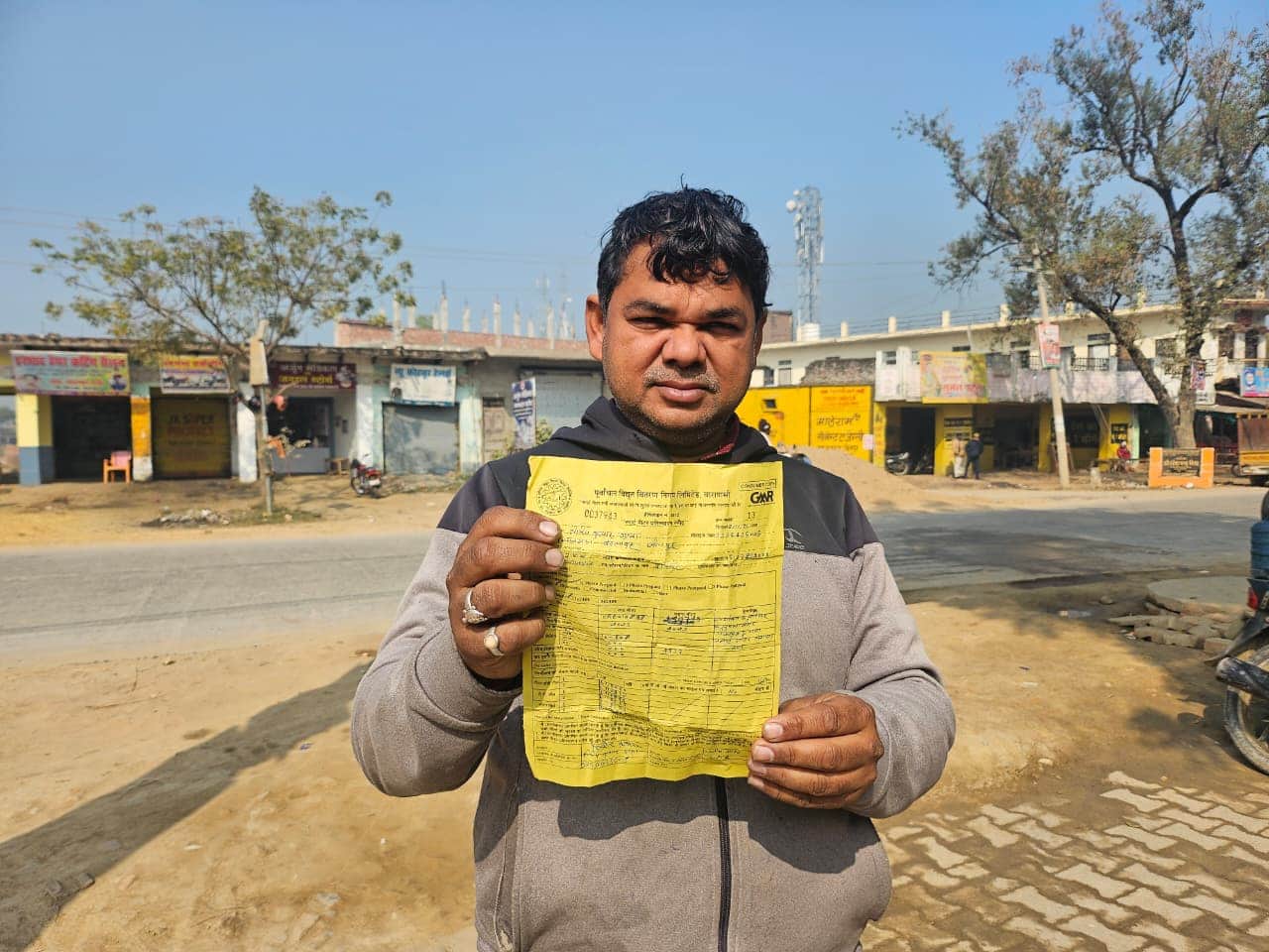 बिजली का बिल दिखाते -दिलीप कुमार गुप्ता