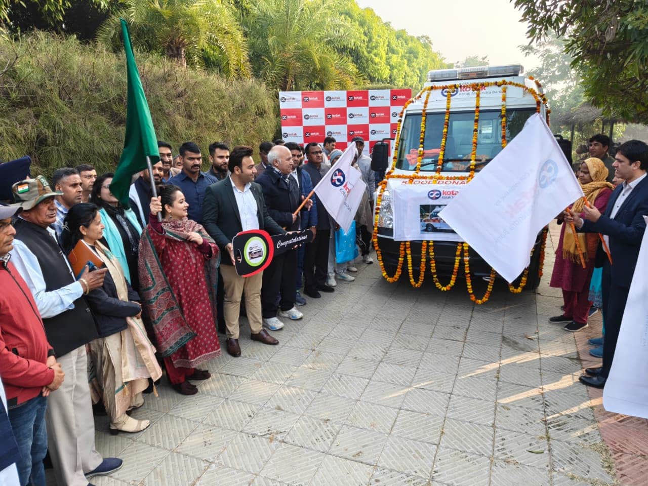 ब्लड डोनेशन वैन को रवाना करतीं स्वास्थ्य मंत्री कुमारी आरती सिंह राव। स्रोत : प्रवक्ता