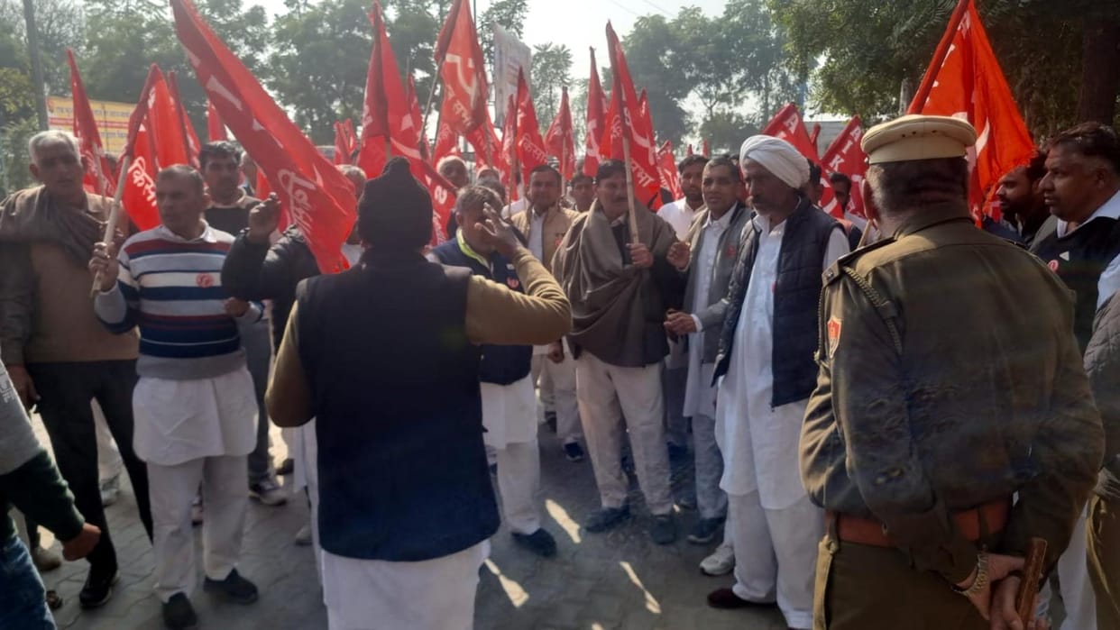 Farmers protested at the DC office for insurance claims, raising eight demands including a permanent solution to the problem of seeds.