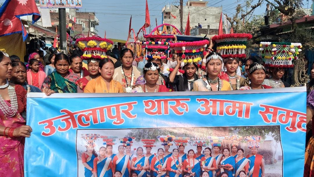 A procession was taken out in the city with drums and trumpets.