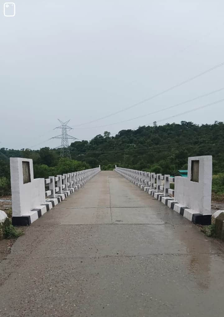 बस्सी के अवाहदेवी सड़क पर चंबोह के पास चैंथ खड्ड पर बना नया पुल। संवाद