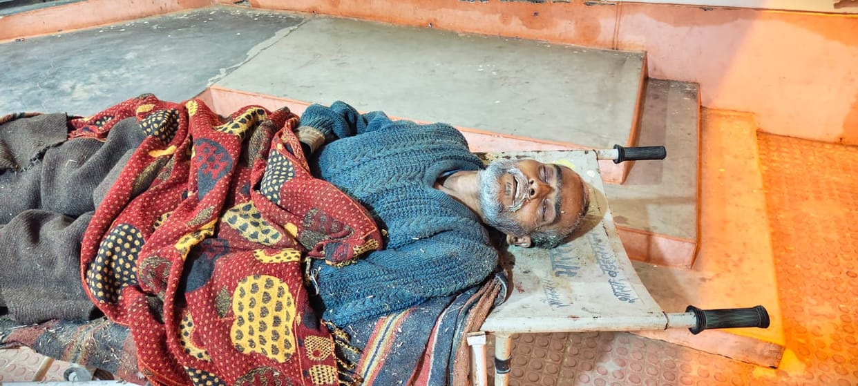 Elderly man writhes on stretcher outside hospital in cold weather, denied treatment