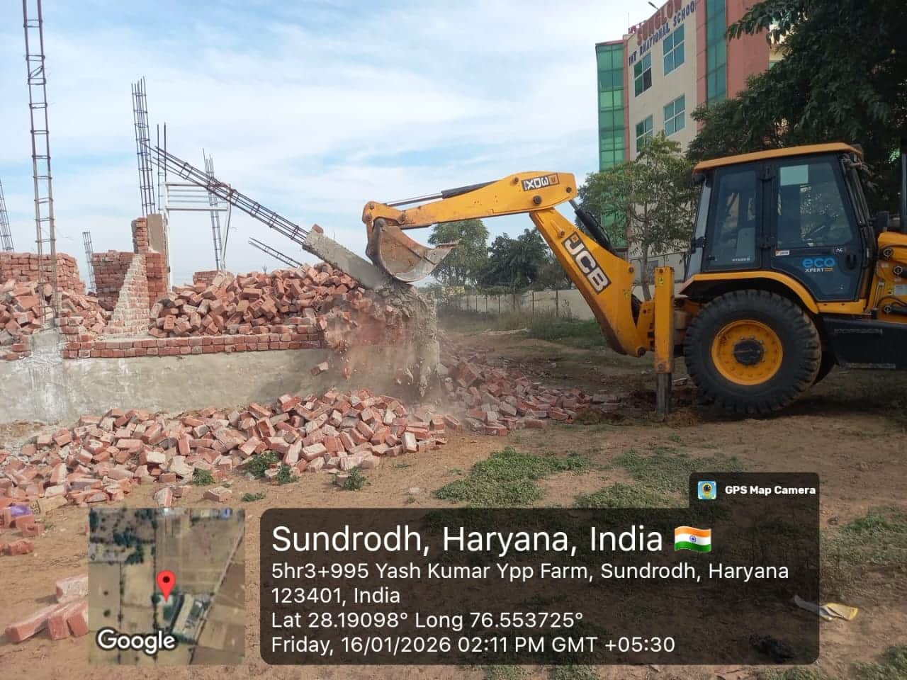 बावल में अवैध निर्माण पर चल रहा बुलडोजर। स्रोत : विभाग