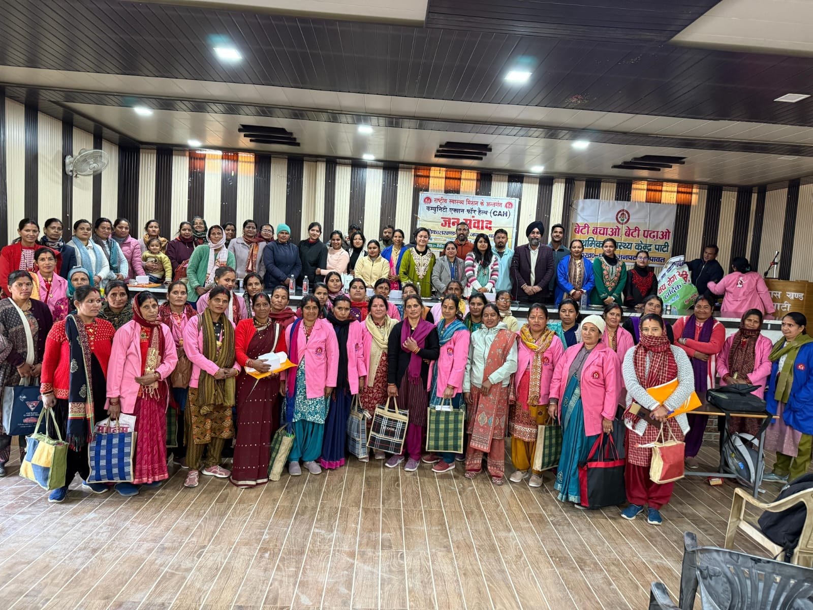 चंपावत के प्राथमिक स्वास्थ्य केंद्र पाटी में आयोजित आशा जनसंवाद कार्यक्रम में मौजूद विभागीय अधि