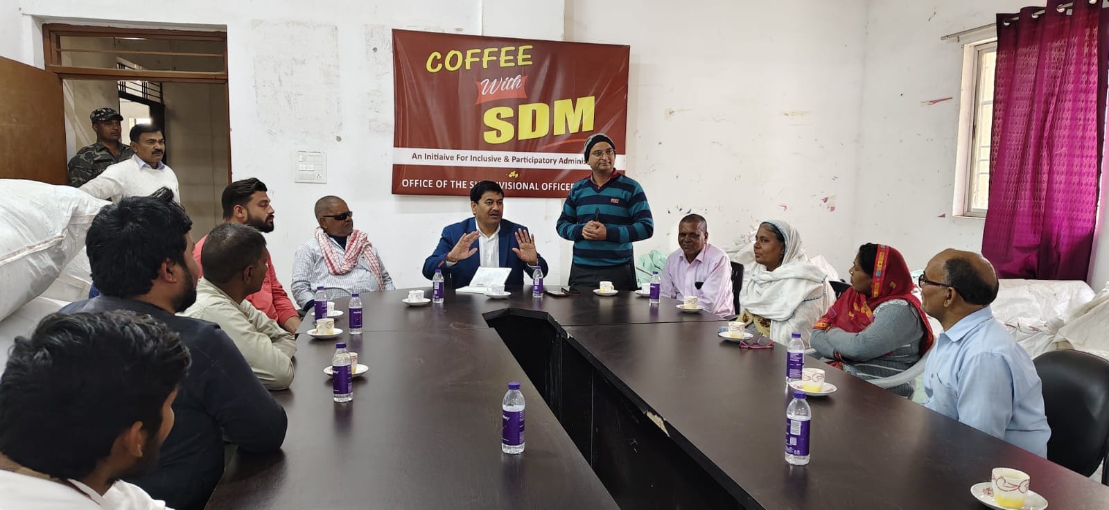 चाय दुकानदारों के साथ बैठक करते एसडीएम