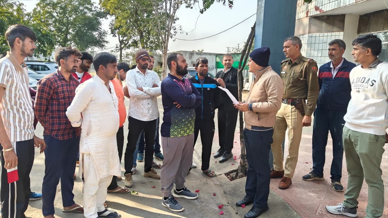 Demanding removal of encroachment from Panchayat land, villagers of Jeetpura submitted a memorandum to SDM