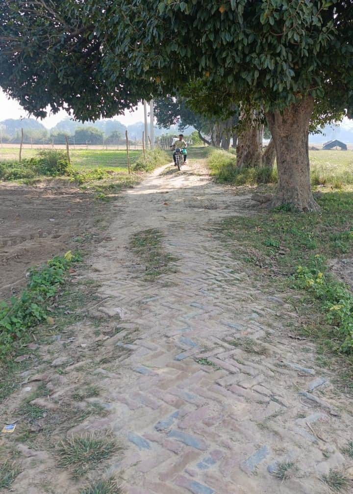 फोटो-1-सरौती में खड़ंजा मार्ग से निकलता बाइक सवार। स्रोत: ग्रामीण।