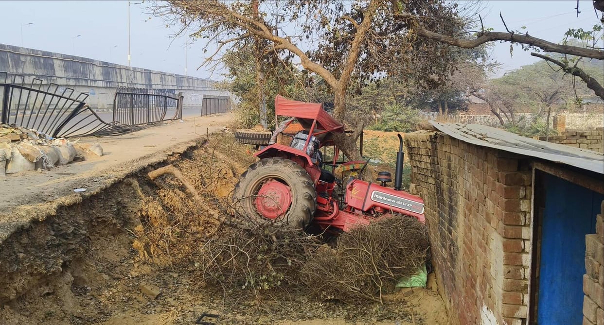 Uncontrolled tractor-trolley broke the railing and entered the house.