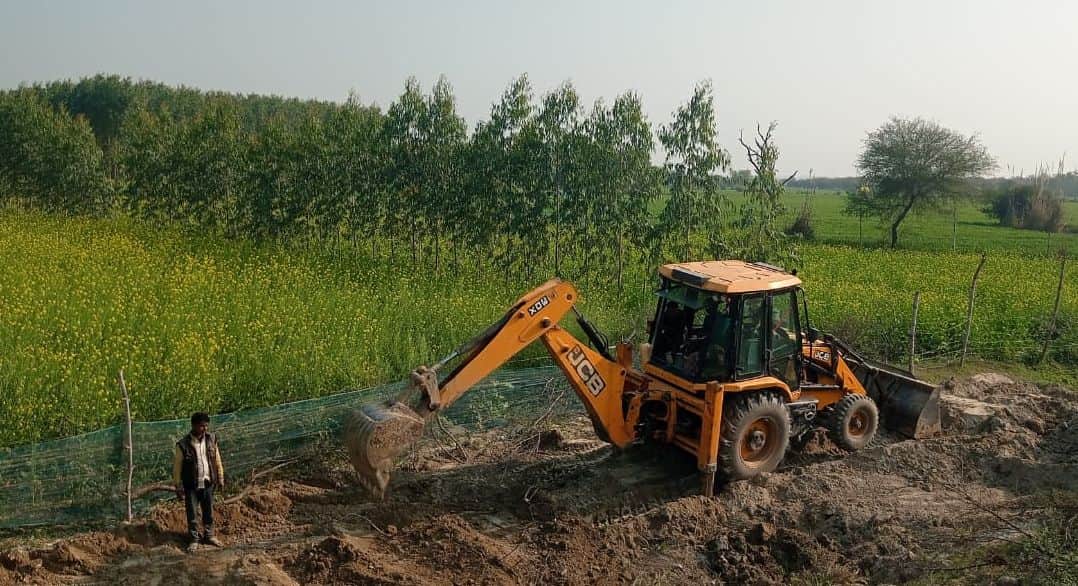 फोटो-13-कच्चे वैकल्पिक मार्ग के लिए जेसीबी से मिट्टी समतल कराते पीडब्ल्यूडी कर्मी। संवाद