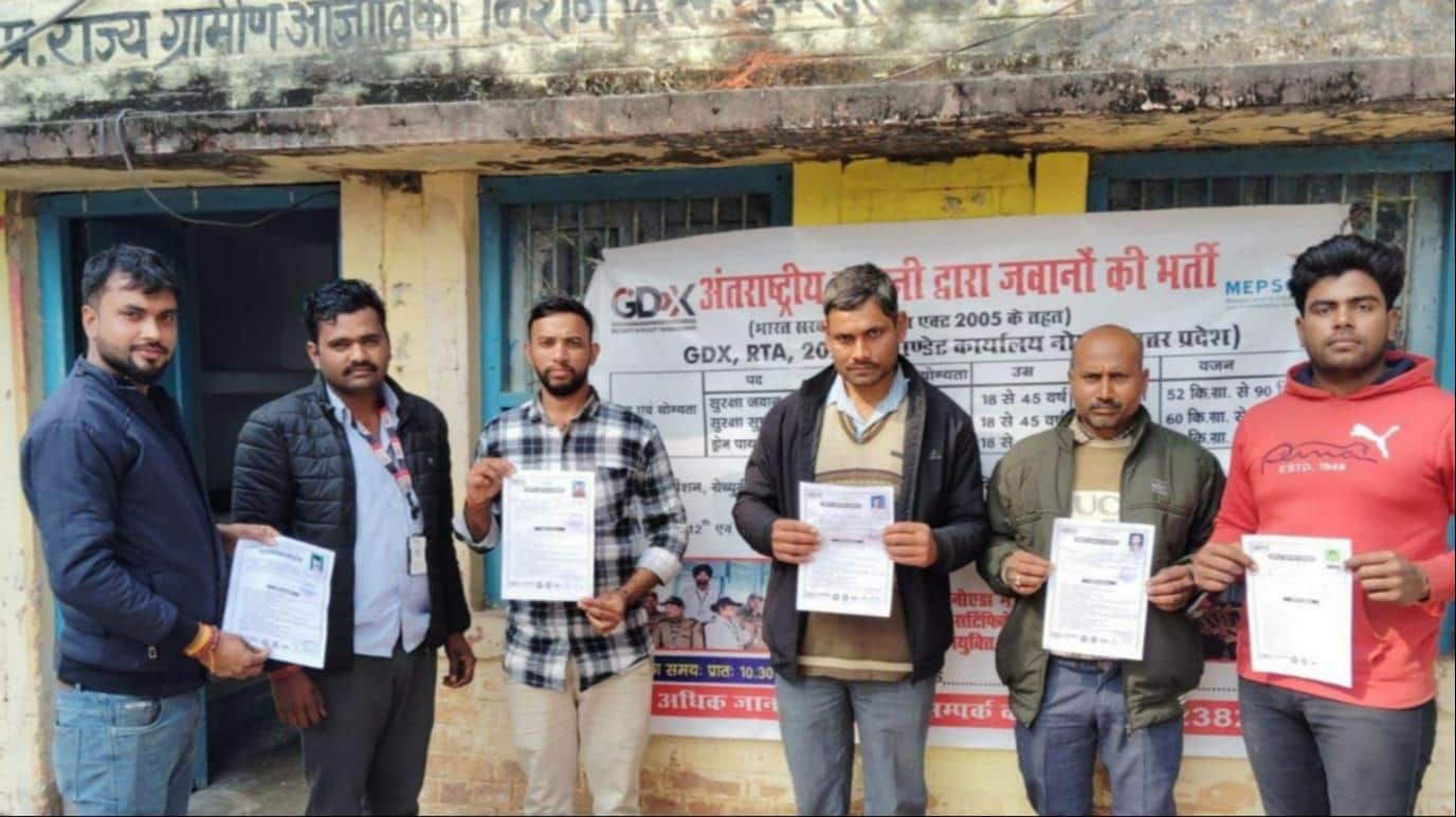 फोटो-2- समुेरपुर ब्लॉक में नियुक्ति पत्र दिखाते चयनित युवा। स्रोत:कर्मचारी