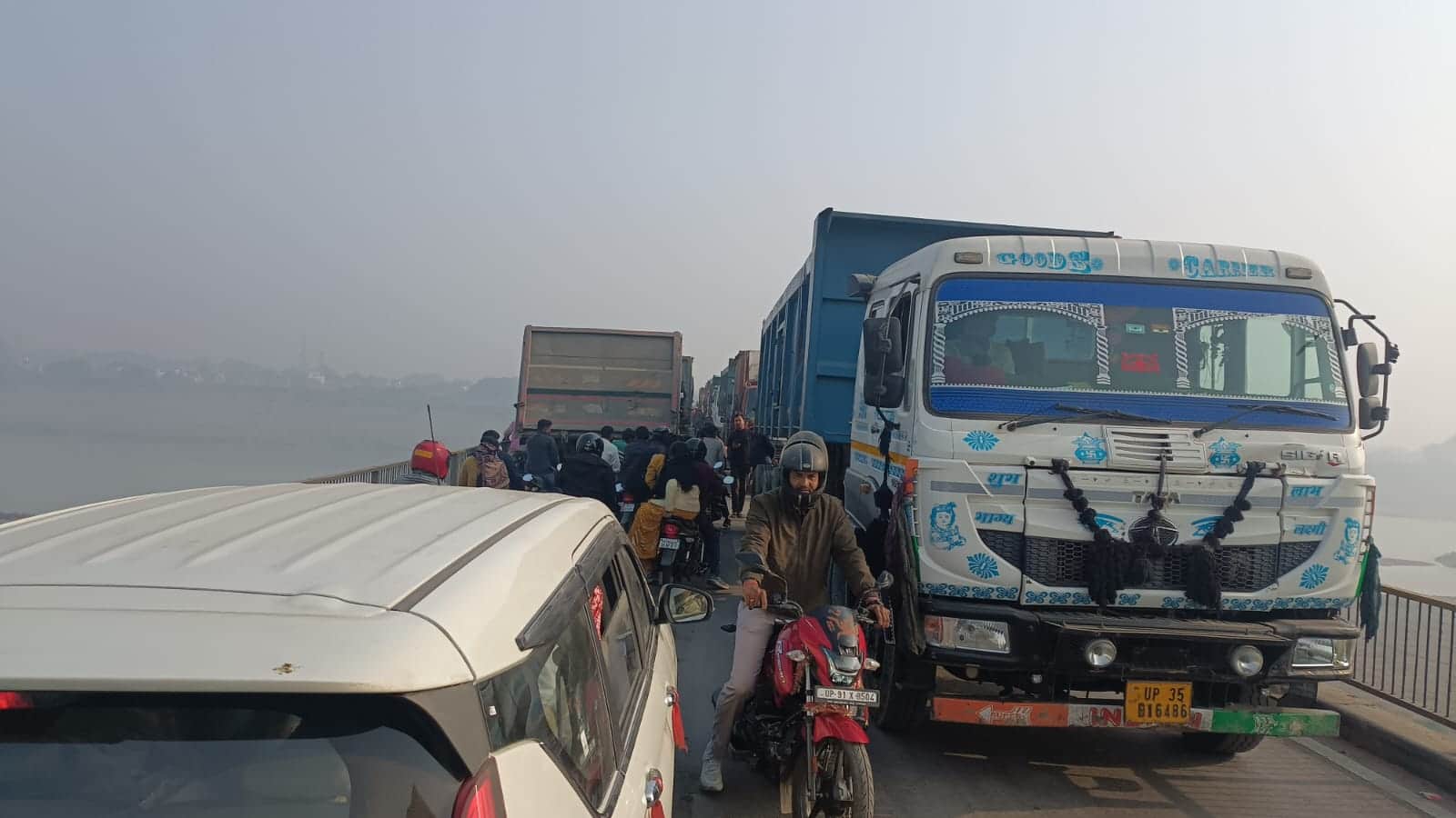 फोटो 20 एचएएमपी 23- शहर के बेतवा पुल पर लगा जाम। संवाद