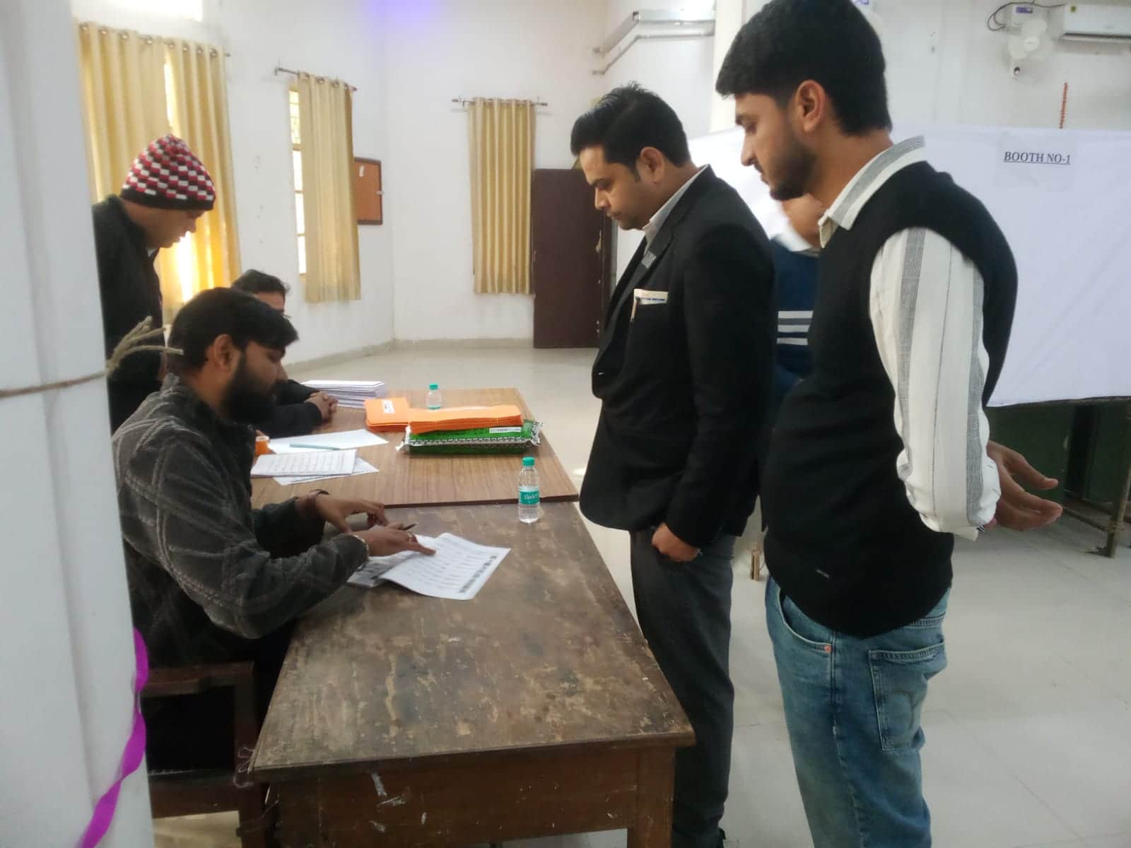 फोटो 20 एचएएमपी 36- जनपद न्यायालय सभागार में वोट डालते अधिवक्ता। संवाद