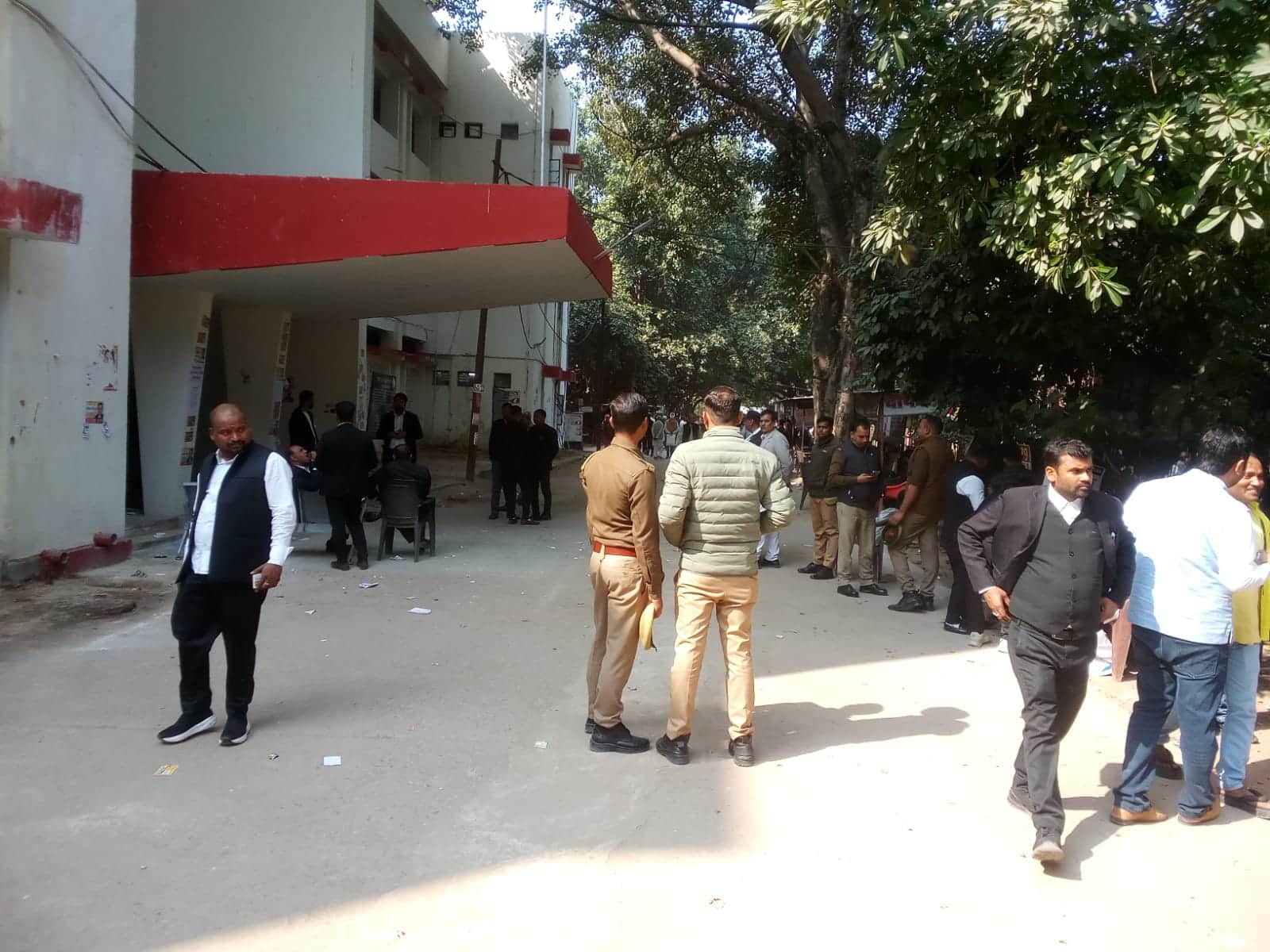 फोटो 21 एचएएमपी 36- जनपद न्यायालय के मुख्य सड़क पर सुरक्षा व्यवस्था में तैनात सदर कोतवाल व पुलि