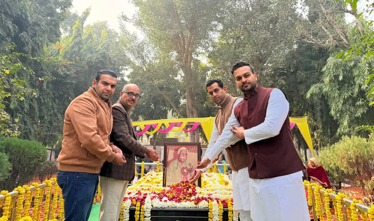 Tributes were paid to Rao Banshi Singh by offering flowers.