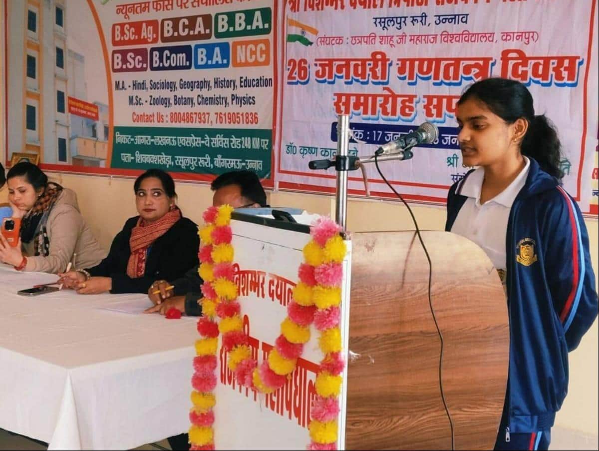 फोटो-23- कविता पाठ करतीं छात्रा सोनम वर्मा। स्रोत: कॉलेज