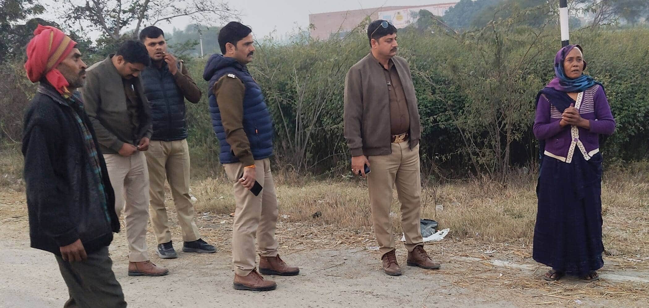 फोटो-25-महिला से पूछताछ करती थरियांव पुलिस। संवाद