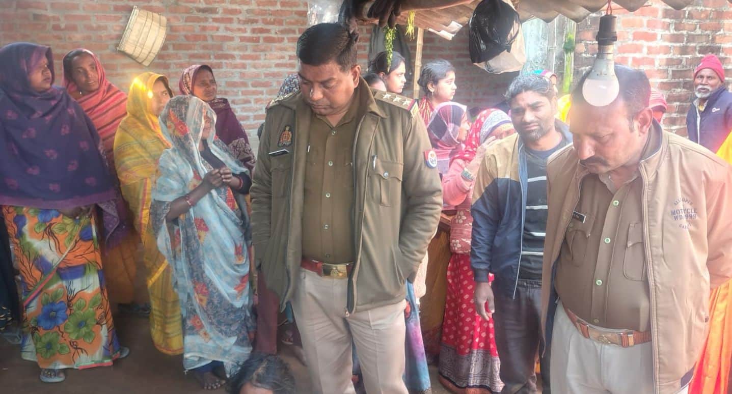 फोटो-3- मृतका के घर पर जांच करते कोतवाल शरद कुमार। स्रोत: ग्रामीण