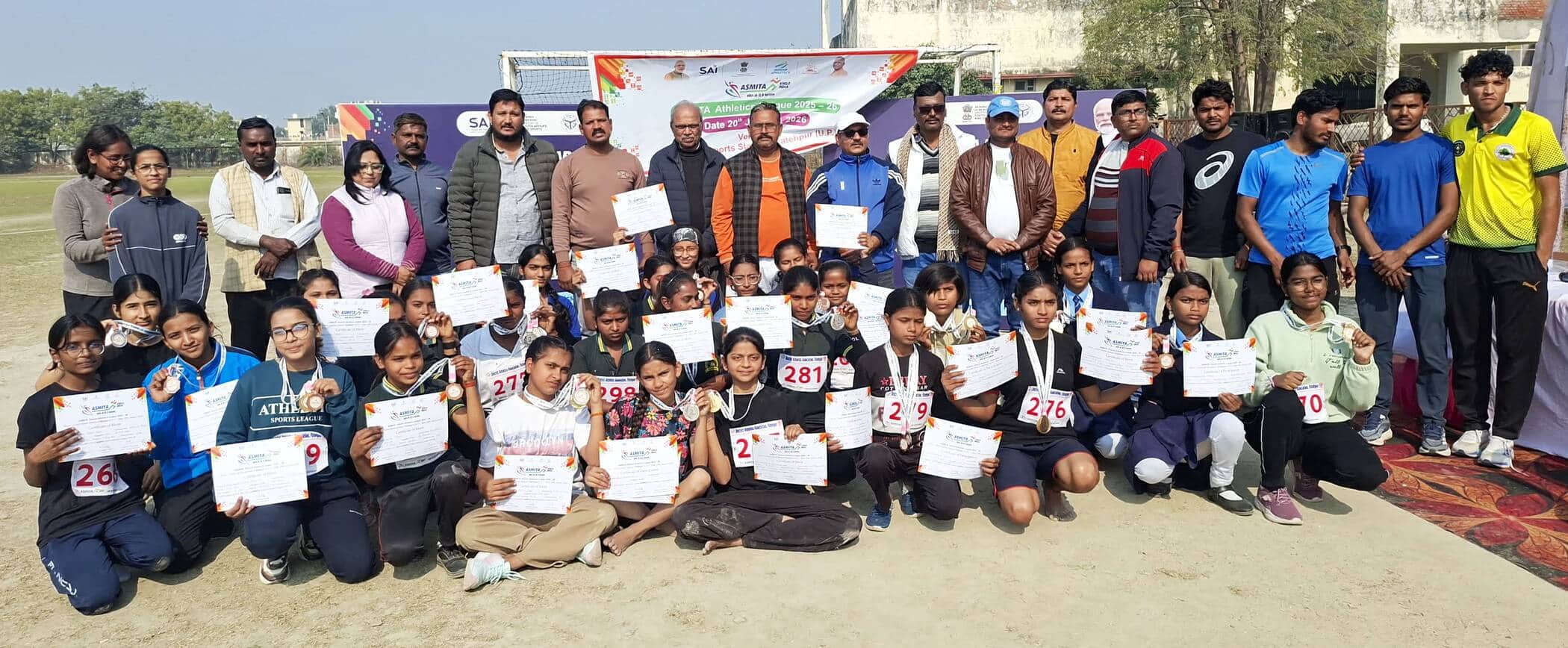 फोटो-30-प्रमाण पत्र के साथ मौजूद विजेता व जिला एथलेटिक्स संघ के पदाधिकारी। स्रोत स्वयं