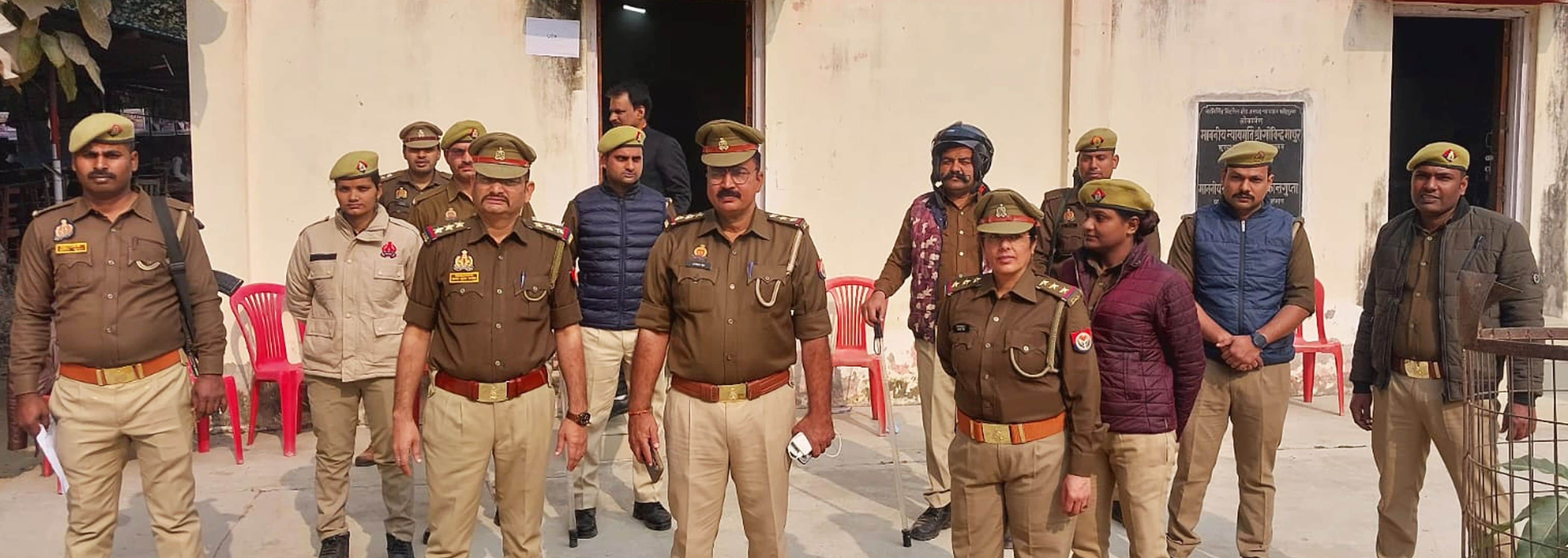 फोटो-35-मतदाता कक्ष के बाहर मौजूद पुलिस बल। संवाद