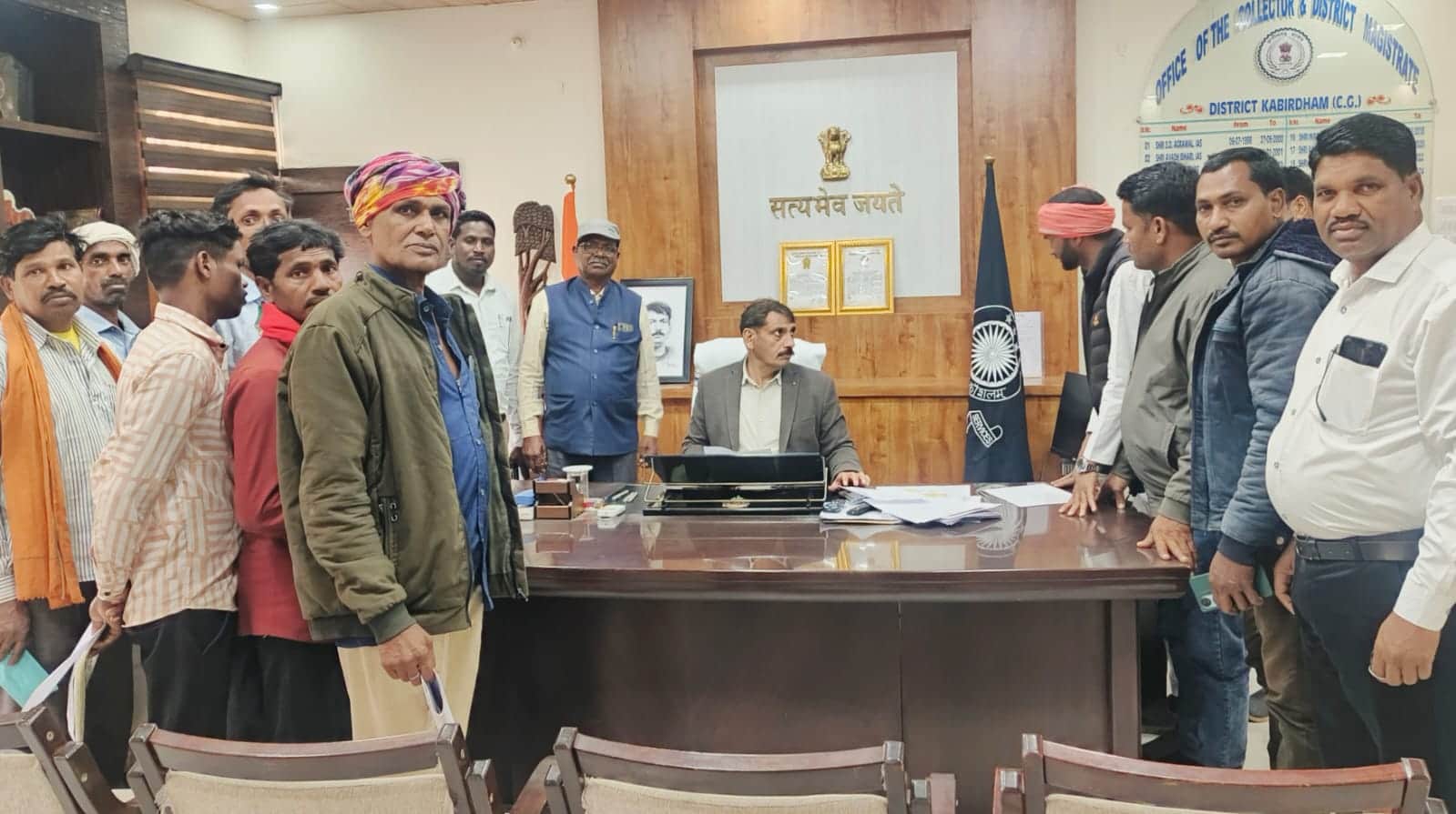 फोटो - कलेक्टर गोपाल वर्मा को ज्ञापन सौंपा गया।