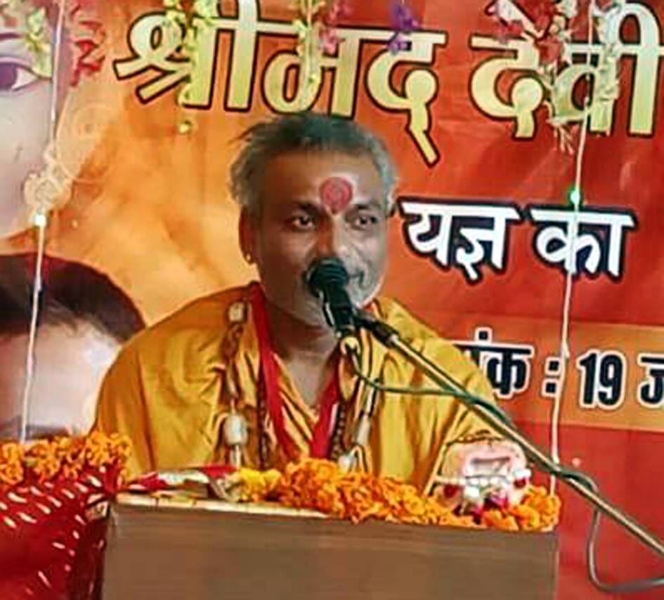 A procession carrying sacred water pots was taken out at the start of the Shriram Katha.