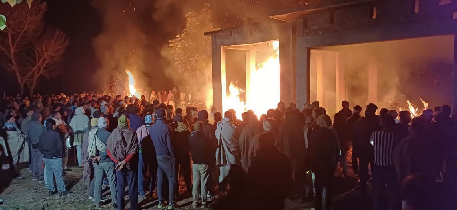 गांव खारीबास में एक साथ पांच शवों का अंतिम संस्कार।