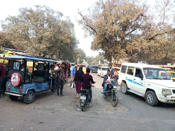 Thugs are occupying the railway tracks and collecting rent, causing traffic congestion and inconvenience to people