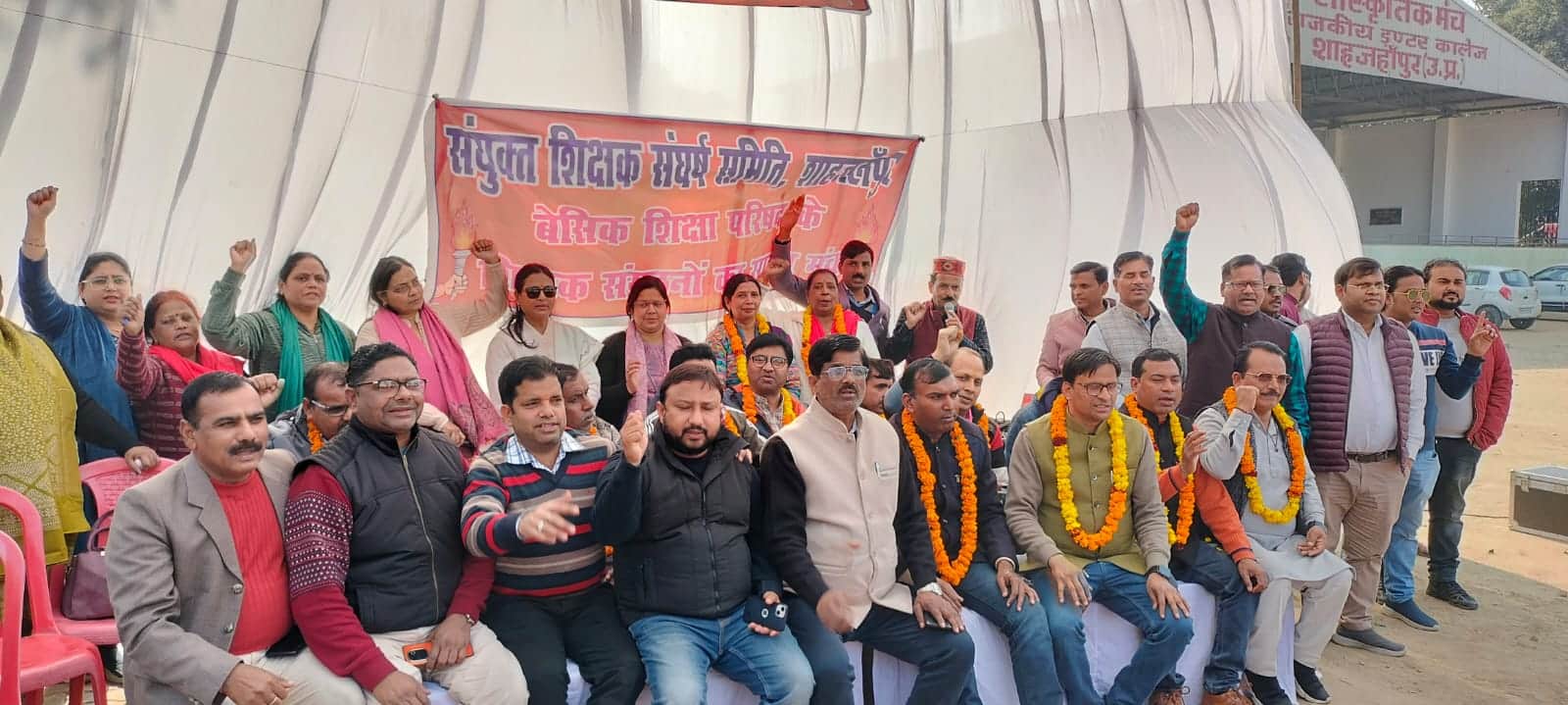 जीआईसी खेल मैदान में क्रमिक अनशन पर बैठे संघर्ष समिति के पदाधिकारी। संवाद