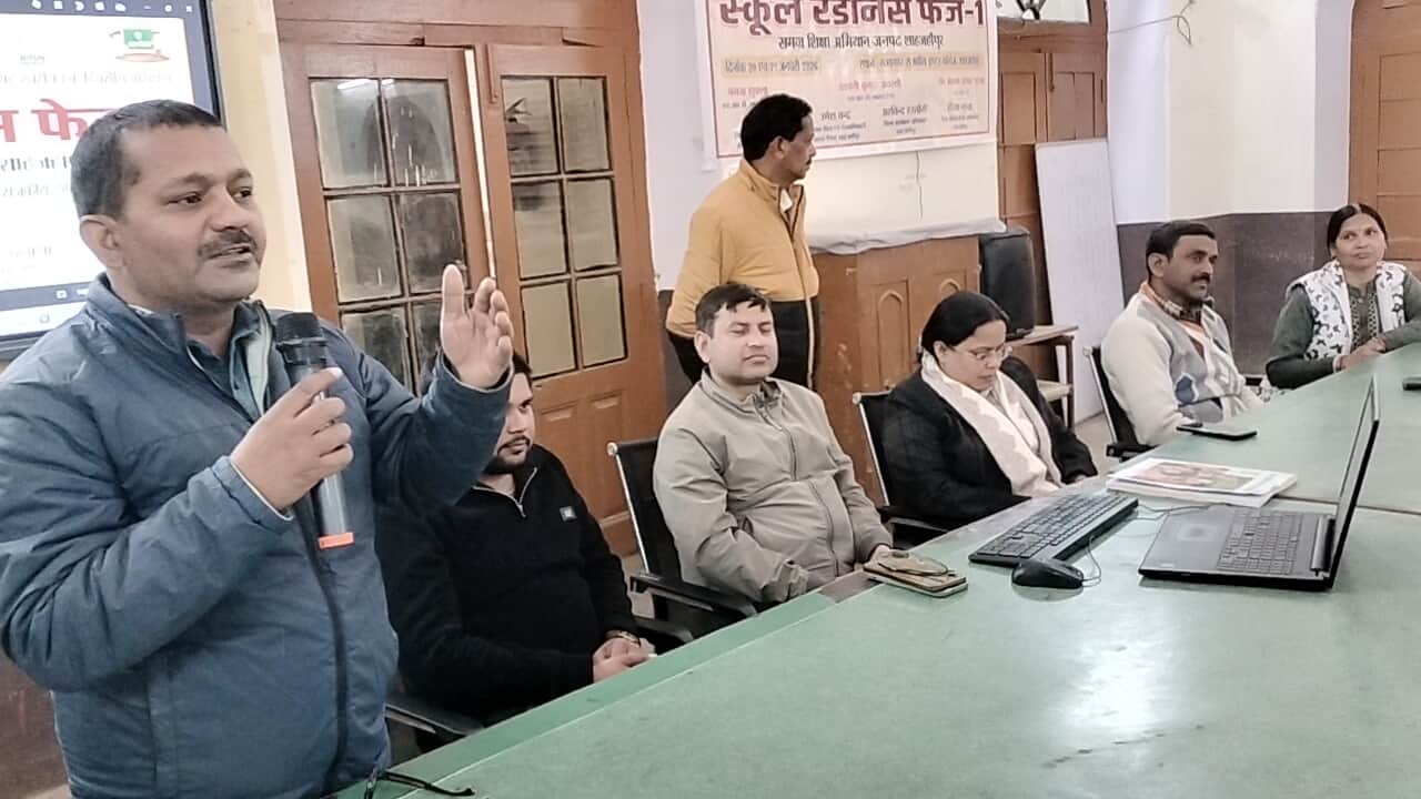 जीआईसी में प्रशिक्षण में बोलते प्रशिक्षक अश्वनी अवस्थी व मंचासीन बीएसए दिव्या गुप्ता  व प्रधा