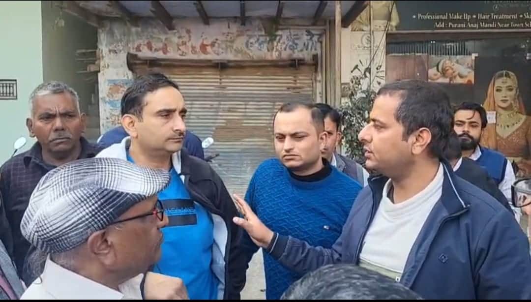 जहांगीराबाद  स्थित उप डाकघर के स्थानांतरण के विरोध पर एकत्रित हुए नाराज उपभोक्ता। संवाद