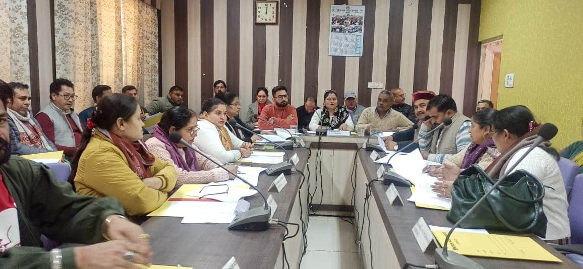 जिला परिषद हमीरपुर की बैठक में उपस्थित जिप अध्यक्ष अधिकारी एवं जिप सदस्य। जनसंपर्क विभाग।