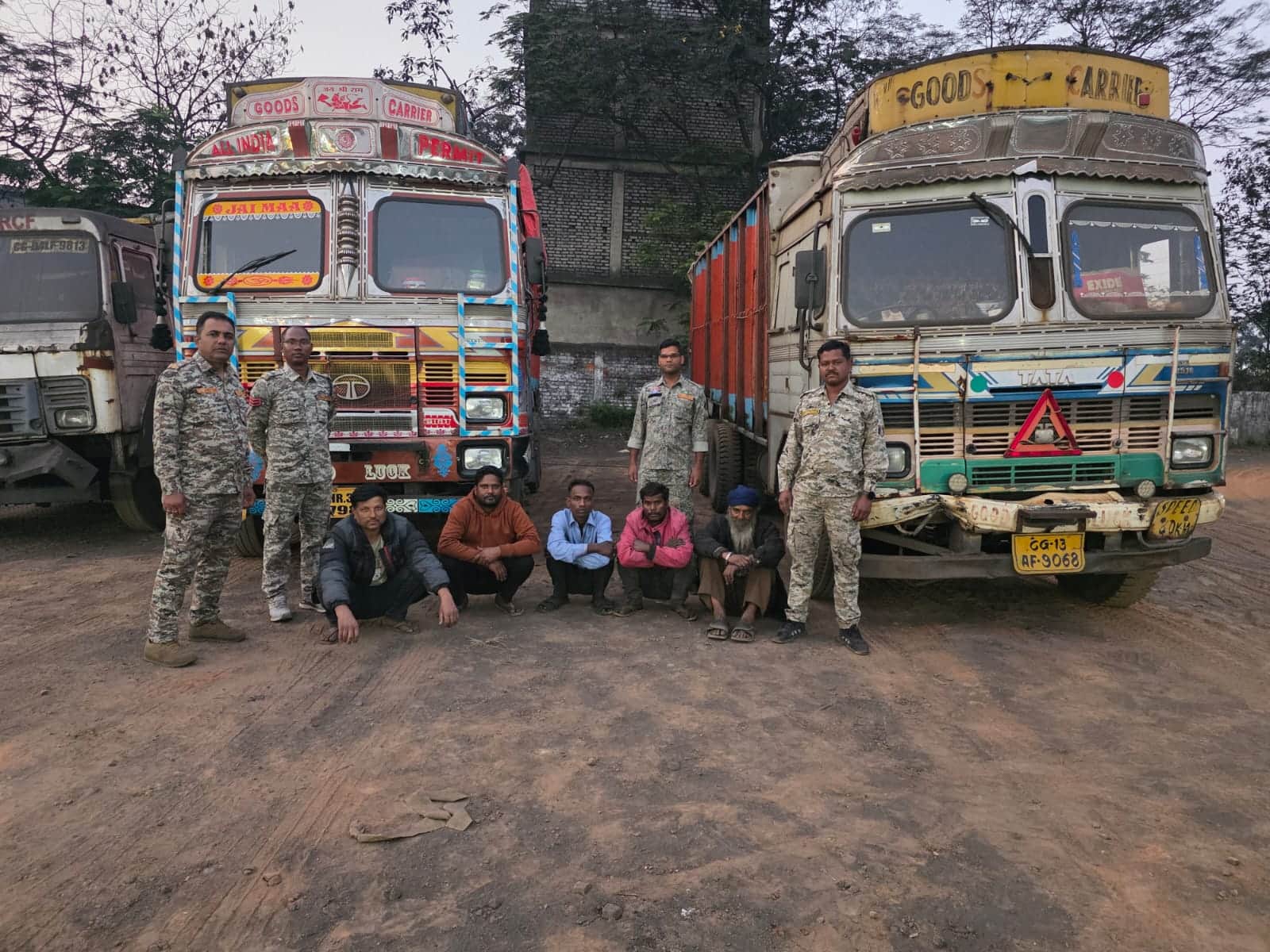 कबाड़ियों के ठिकानों पर छापा