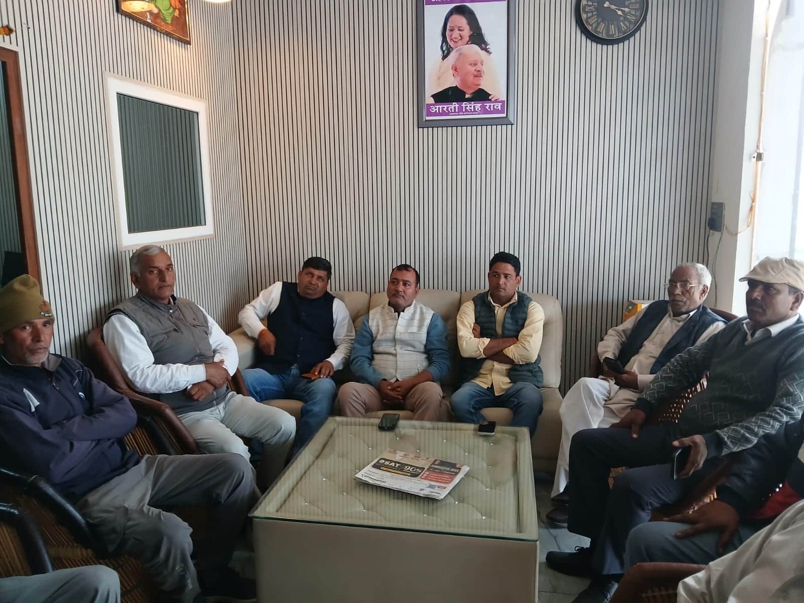 कुंड बैरियर स्थित अपने कार्यालय में जानकारी देते आजाद सिंह नांधा। संवाद