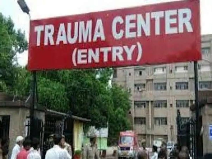 10,000 rupees will be credited to the account of the injured as soon as he is admitted to the KGMU Trauma Centre.