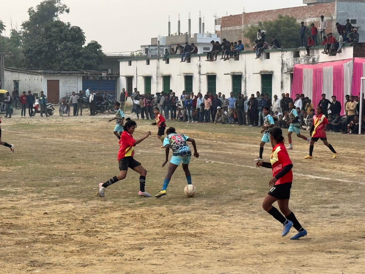 केराकत नार्मल में मध्यप्रदेश ने चंदौली टीम एक दूसरे पर गोल मारने के प्रयास में खिलाड़ी। संवाद