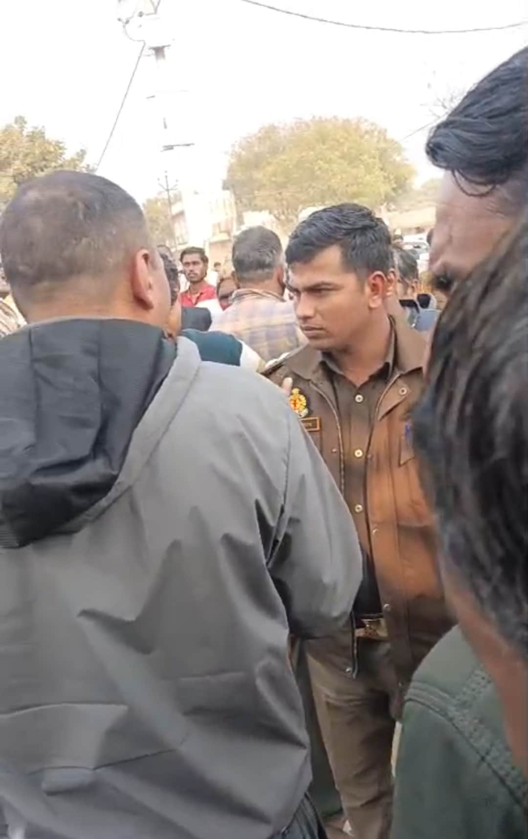 कुरली गांव में लोगों से पूछताछ करते पुलिसकर्मी। वीडियो